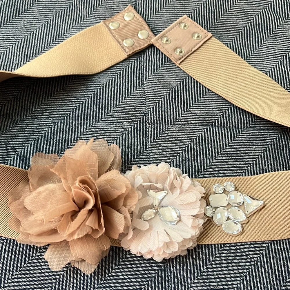 Frilly belt